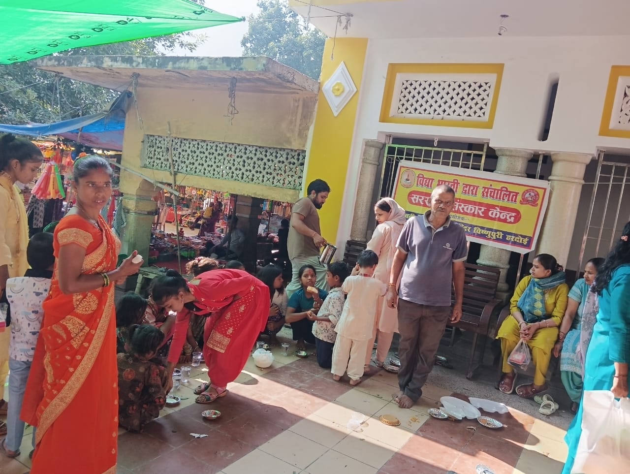 हरदोई: सरस्वती विद्या मंदिर विष्णुपुरी, हरदोई द्वारा कन्या भोज का आयोजन