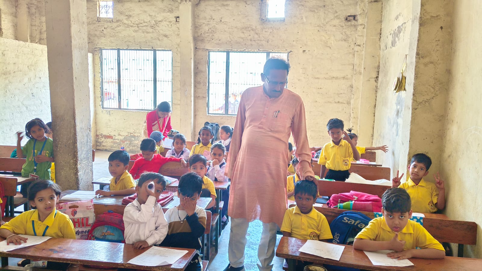 अंबेडकरनगर:  वार्षिक परीक्षा देते हुए भैया बहन