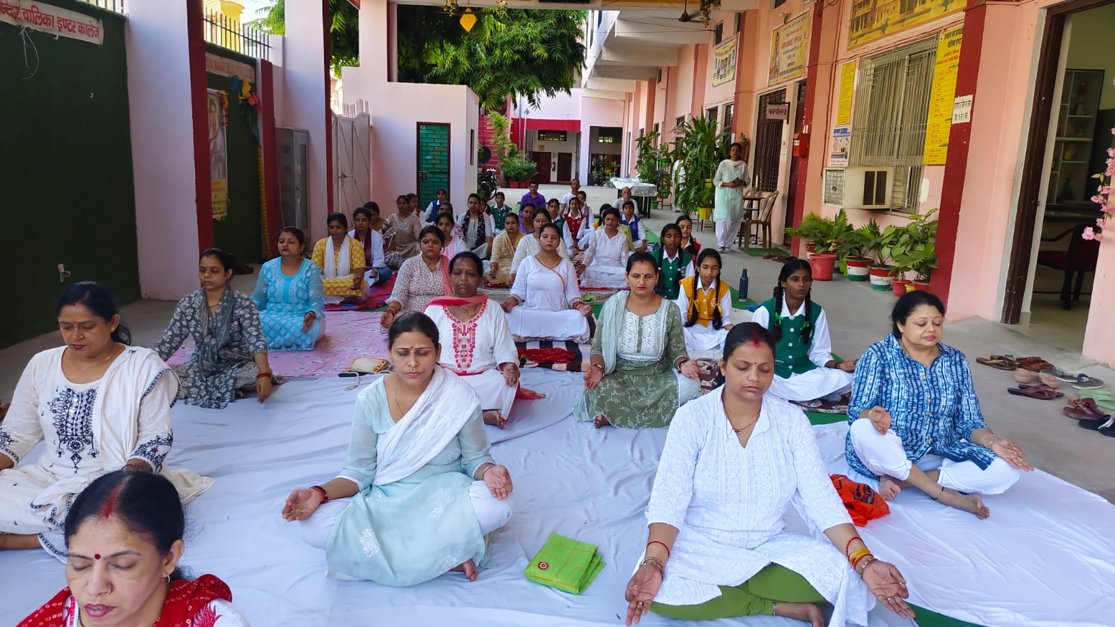 लखीमपुर : सनातन धर्म सरस्वती  विद्या मंदिर बालिका इन्टर कॉलेज में  योग दिवस कार्यक्रम आयोजित