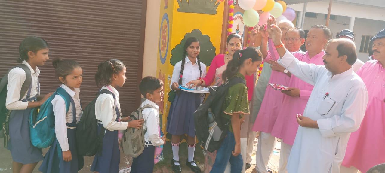 सीतापुर: स.शि.मं. पुरवारी टोला बिसवां में ग्रीष्म अवकाश के उपरांत किया गया भैया बहिनों का स्वागत अभिनन्दन