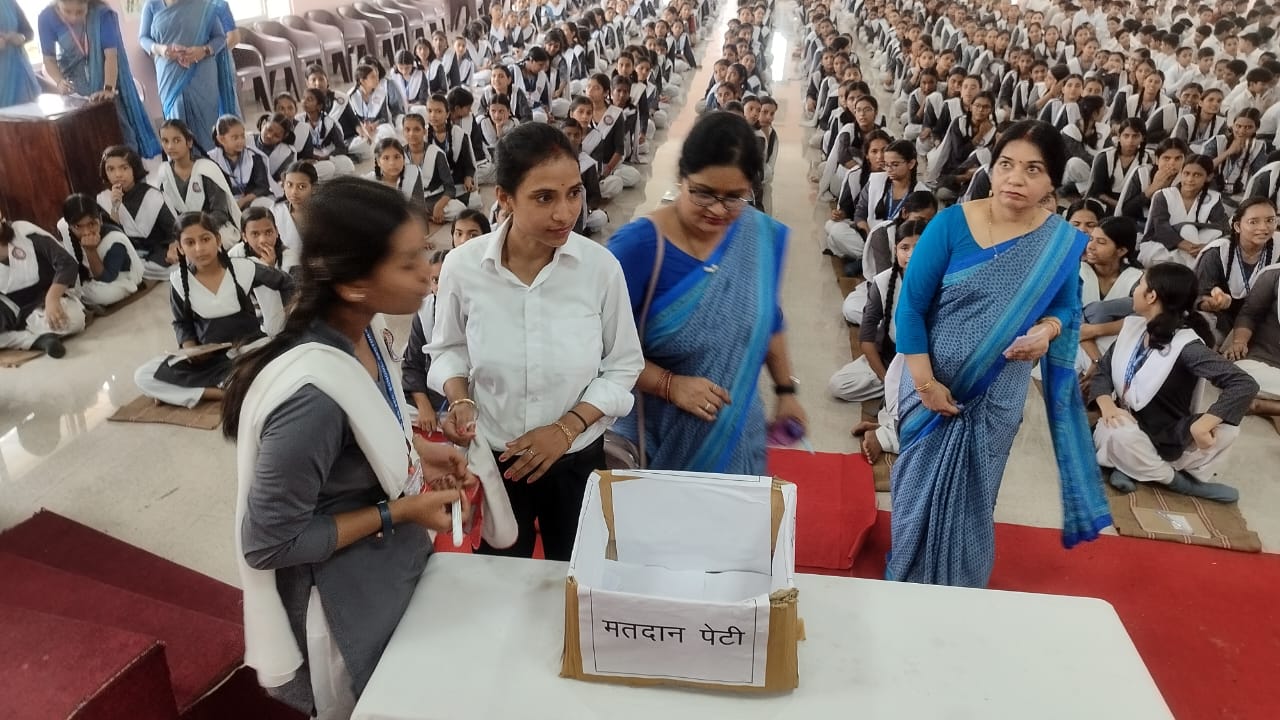 लखनऊ: सरस्वती विद्या मंदिर वरिष्ठ माध्यमिक विद्यालय सेक्टर क्यू अलीगंज में छात्र संसद का चुनाव संपन्न