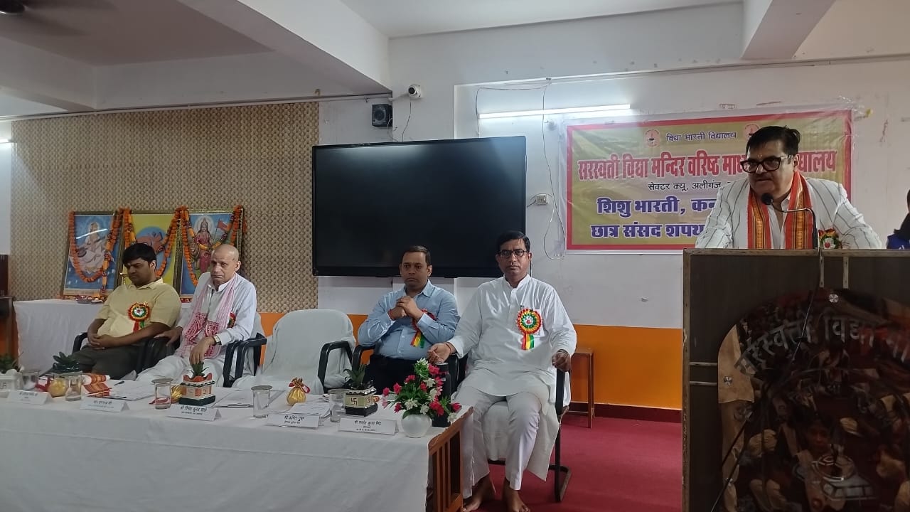 लखनऊ: अपर महाधिवक्ता ने छात्र पदाधिकारियों को दिलाई शपथ ।