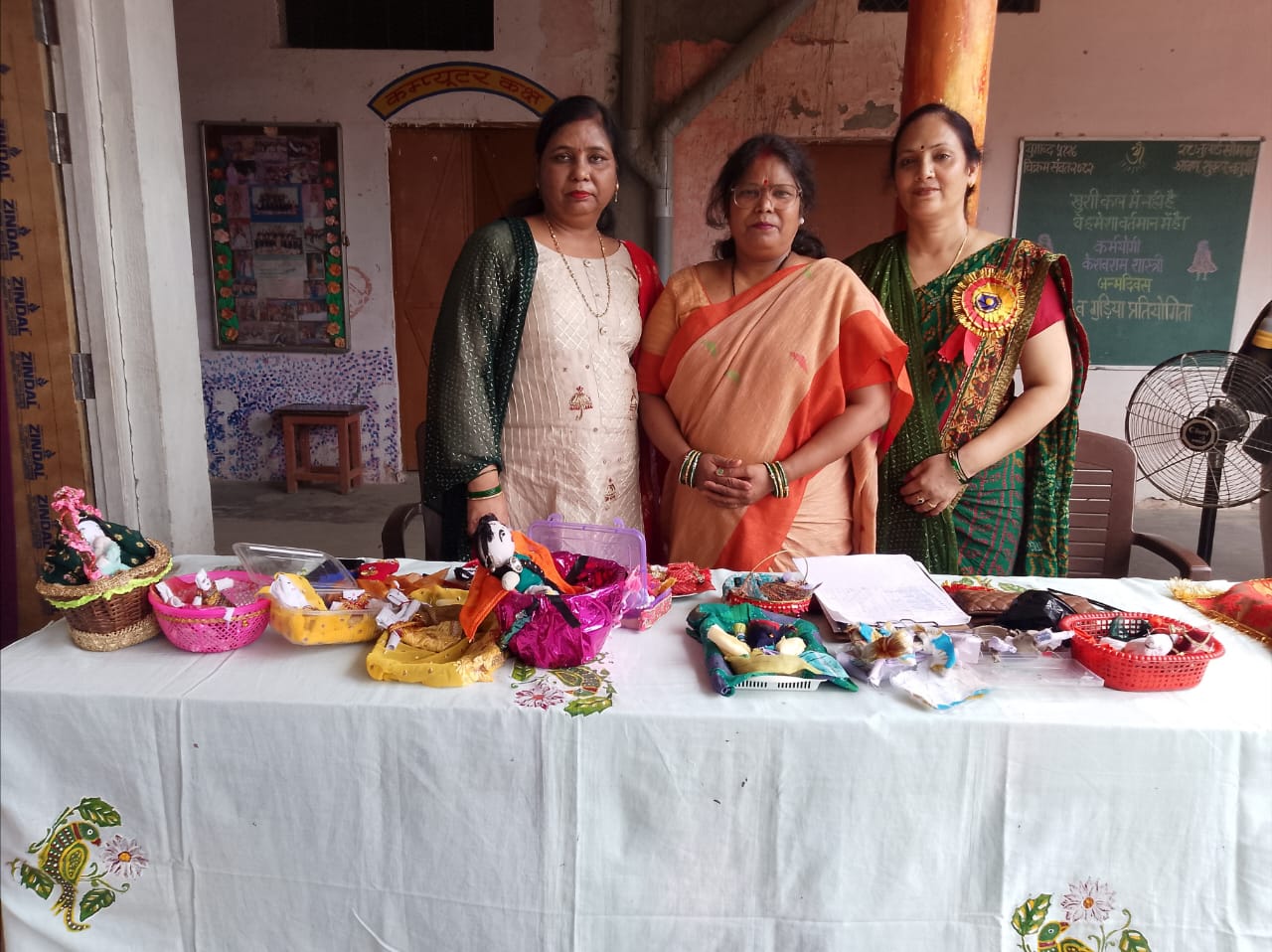 सीतापुर: सरस्वती बालिका विद्या मंदिर बिसवां में मेहंदी और गुड़िया बनाओ प्रतियोगिता का किया गया आयोजन