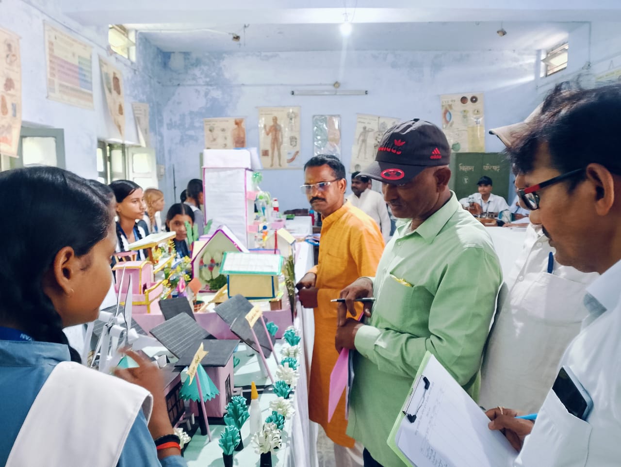 लखीमपुर: सरजू सरस्वती विद्या मंदिर में आयोजित की गई विज्ञान प्रदर्शनी