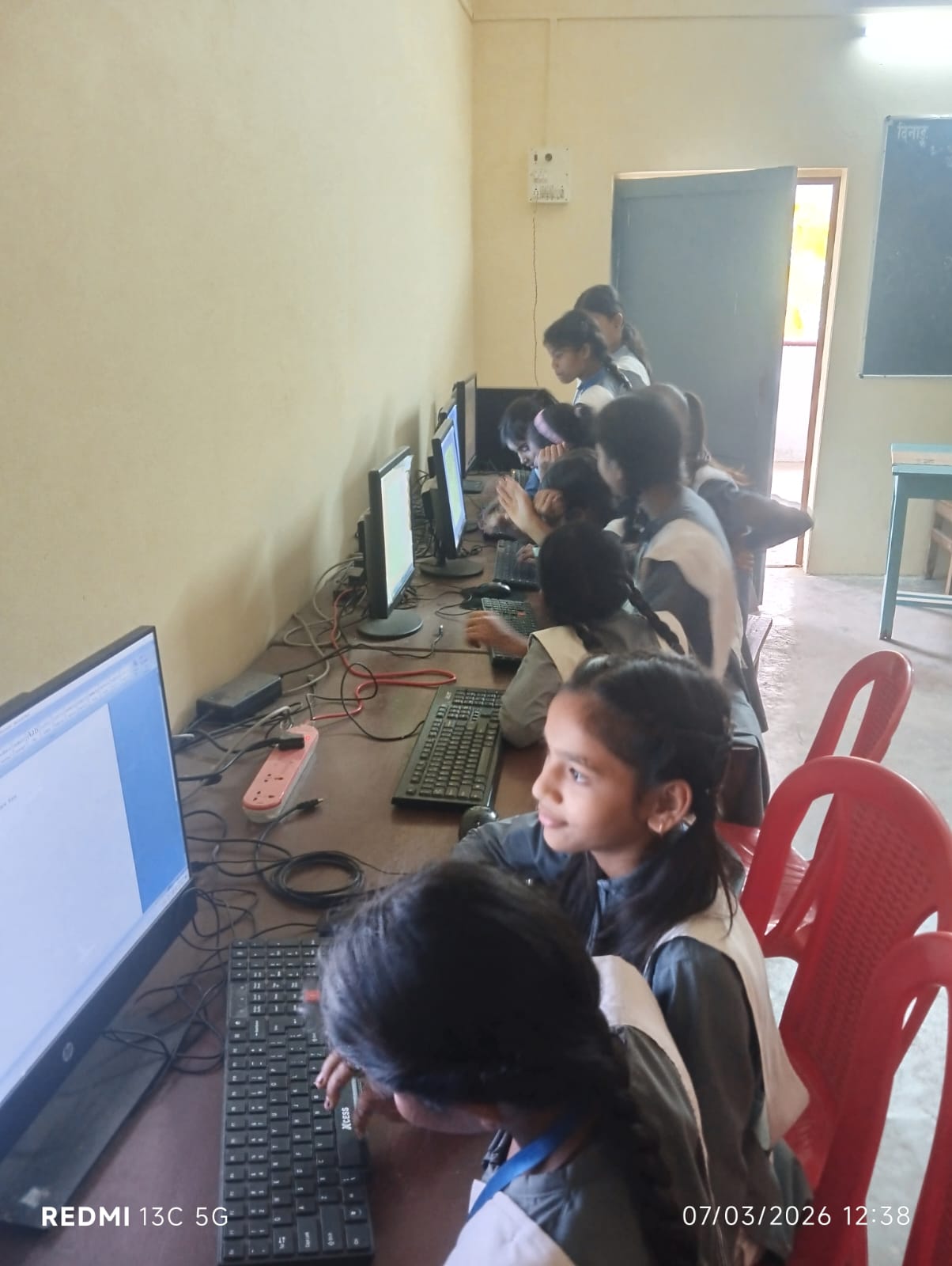 अम्बेडकरनगर: विवेकानंद इंटर कॉलेज विद्युत नगर में प्रयोगात्मक परीक्षा देते हुए भैया-बहन