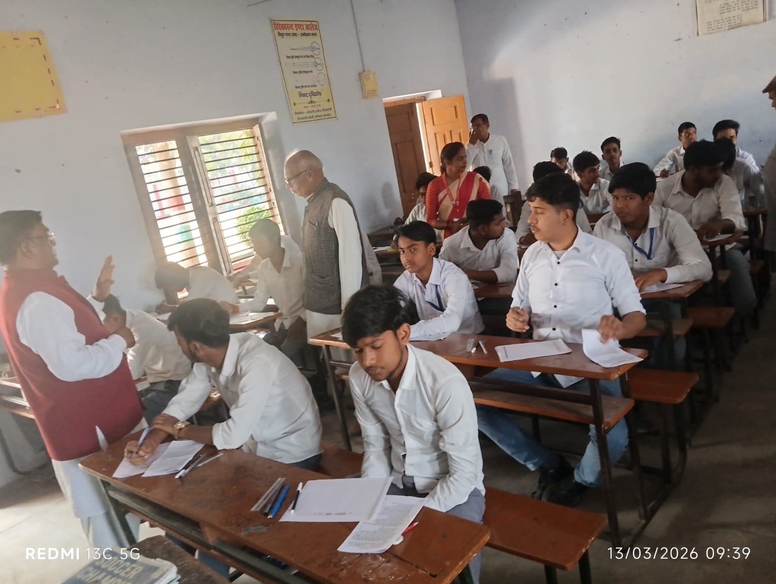 अम्बेडकरनगर: विवेकानंद इंटर कॉलेज, विद्युत नगर में वार्षिक परीक्षा के दौरान कक्षाओं का निरीक्षण करते हुए प्रधानाचार्य