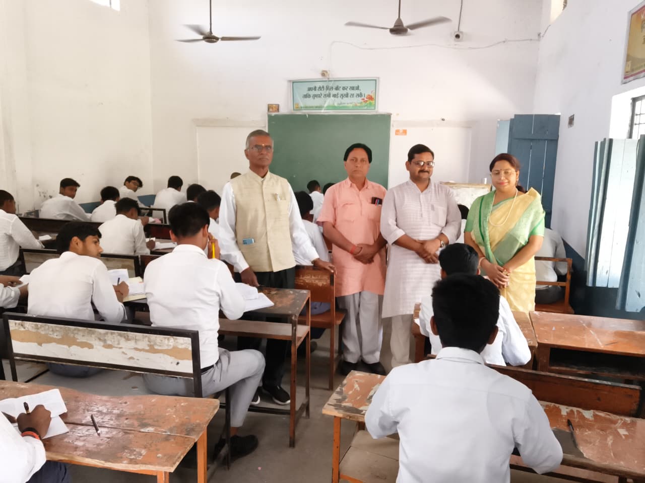 रायबरेली: सरस्वती बालिका विद्या मंदिर इंटर कॉलेज, लालगंज की प्रधानाचार्या परीक्षा का निरीक्षण करते हुए