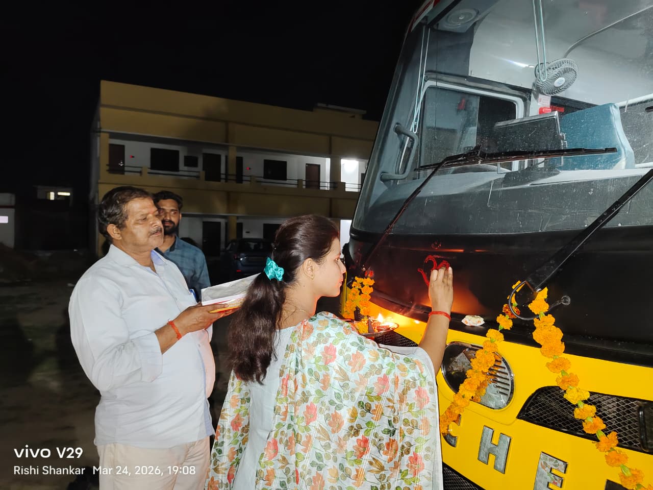 बहराइच: नवरात्रि के पावन अवसर पर सरस्वती विद्या मंदिर माधवपुरी में नई बस का शुभ आगमन