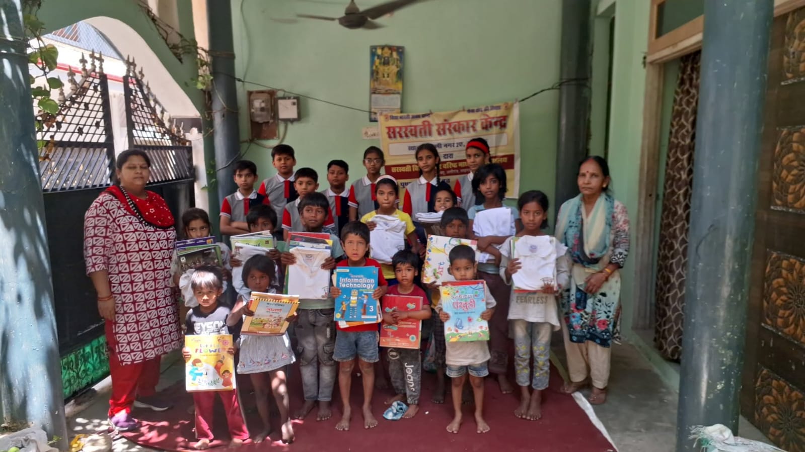 लखनऊ: संस्कार केंद्र में अंबेडकर जयंती पर पुस्तक एवं बैग का किया गया वितरण