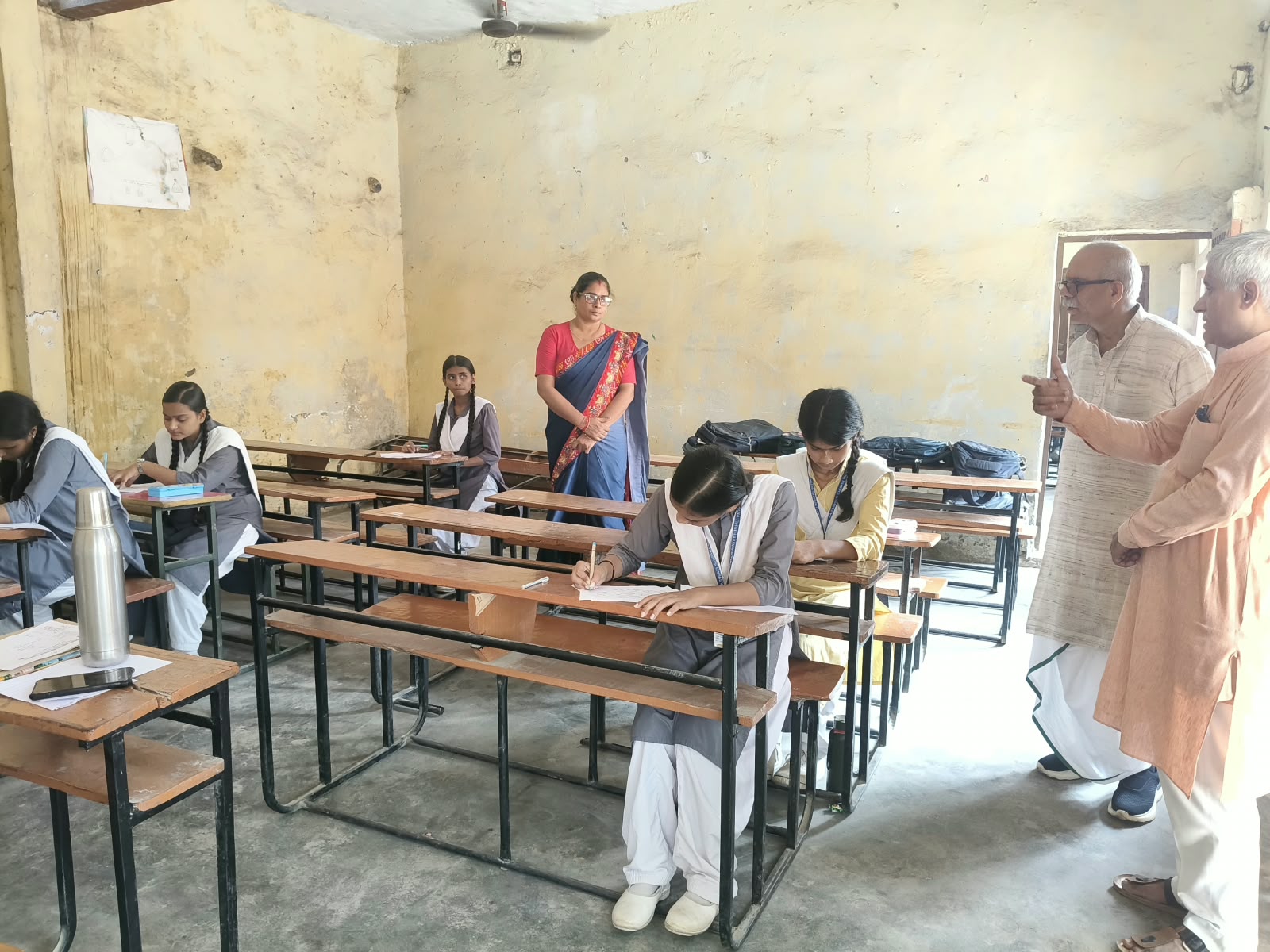 अयोध्या: अर्धवार्षिक परीक्षा पर कक्षा-कक्षों का औचक निरीक्षण
